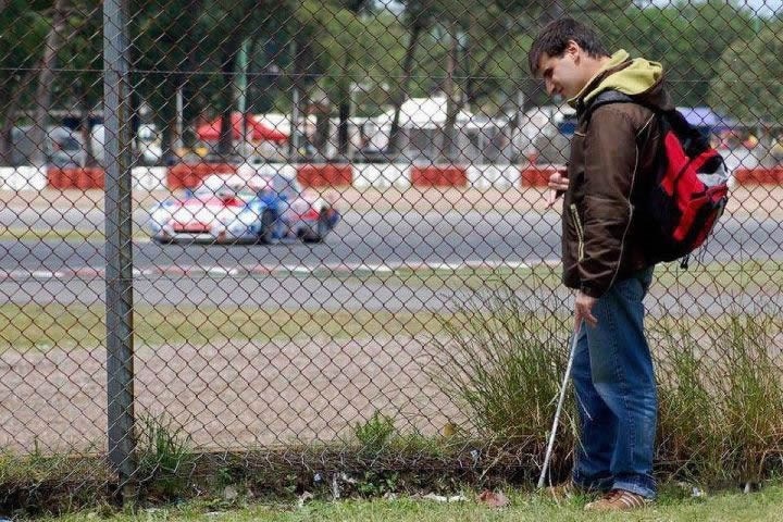 Ovo je strast za sportom: Slijepi mladić sluša utrku