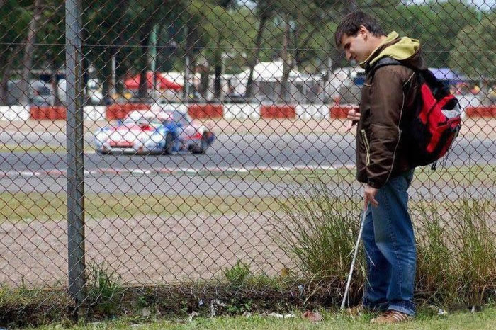 Ovo je strast za sportom: Slijepi mladić sluša utrku