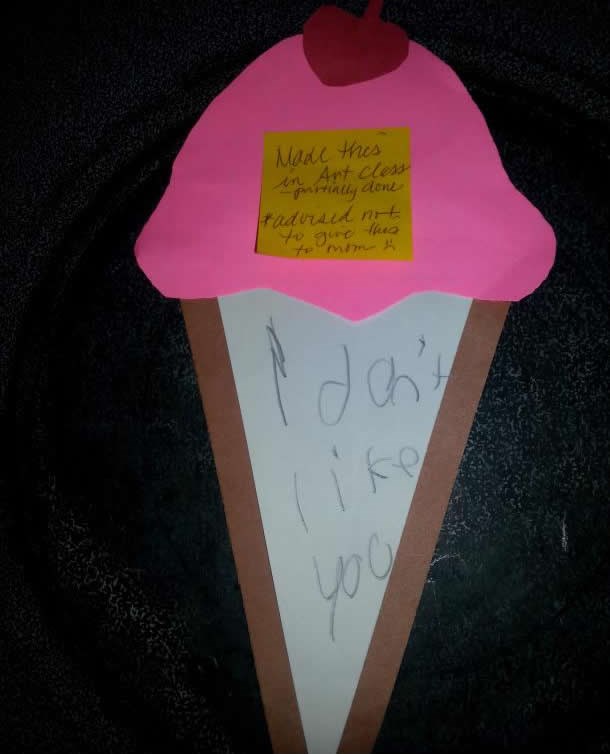 Dječak napravio "čestitku" mami koja ih je ostavila