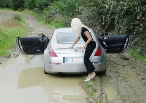 Plavuša sportskom jurilicom u duboko blato: Padni, padni!