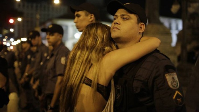 Ni zagrljaj lijepe žene nije omekšao tvrdo srce policajca