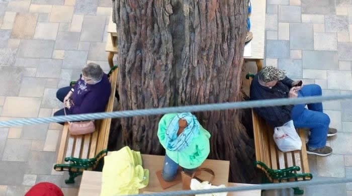 Bakica i djed se čekaju ispred šoping centra, ali jao!