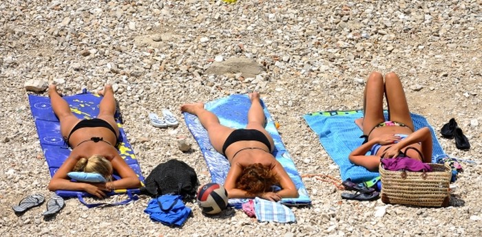 Vrući vikend: Cure u Primoštenu uživaju u suncu
