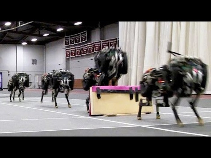 VIDEO: Gotovi smo, vojni roboti skaču preko zidova!