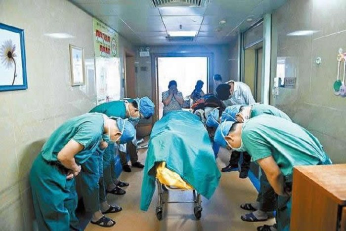 Bolničko osoblje odaje počast dječaku donoru organa