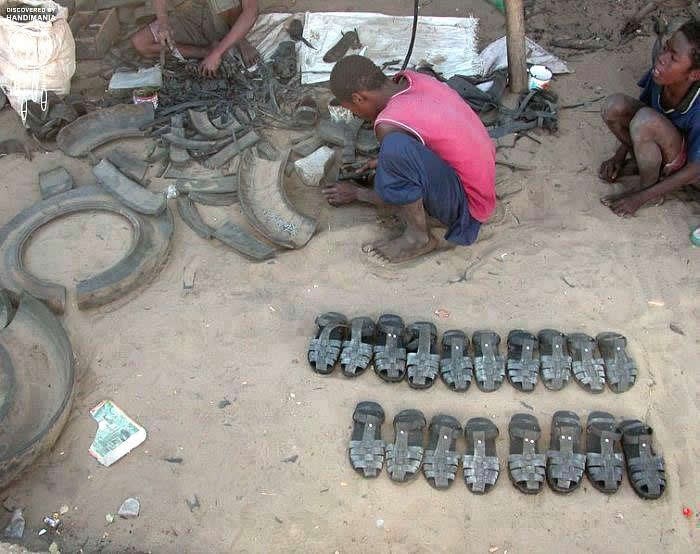 Vješti Afrikanac od auto guma izrađuje cipele