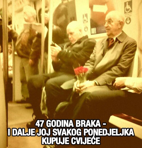 Romantični djedica svojoj dragoj nosi cvijeće