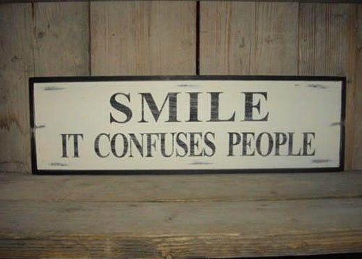 Nasmiješi se, zbuni ljude