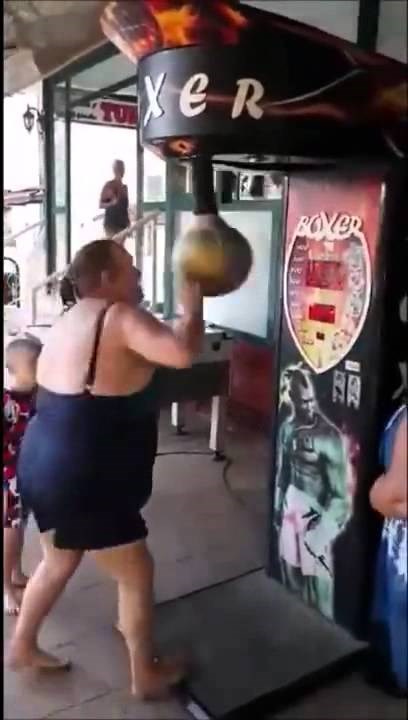 VIDEO: Žena razvalila boksačku krušku - kruška nije ostala dužna