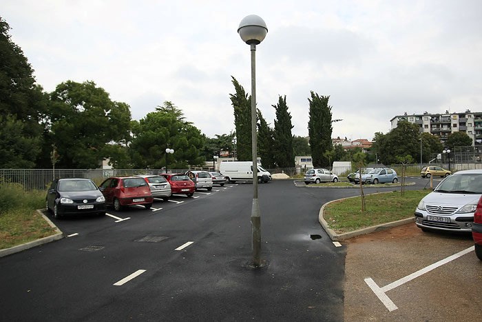 Zveknuli lampu posred ceste i baš ih briga