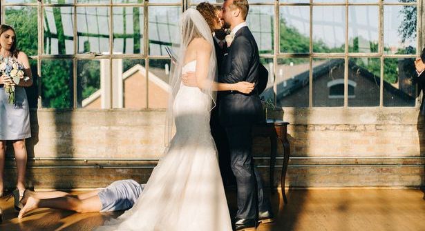 Fotka vjenčanja postala slavna zbog bizarnog detalja koji gosti nisu skužili