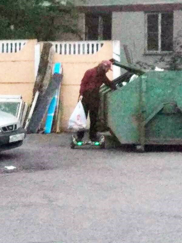 BOGATI SIROMAH Muškarac snimljen kako na hoverboardu kopa po kontejnerima!