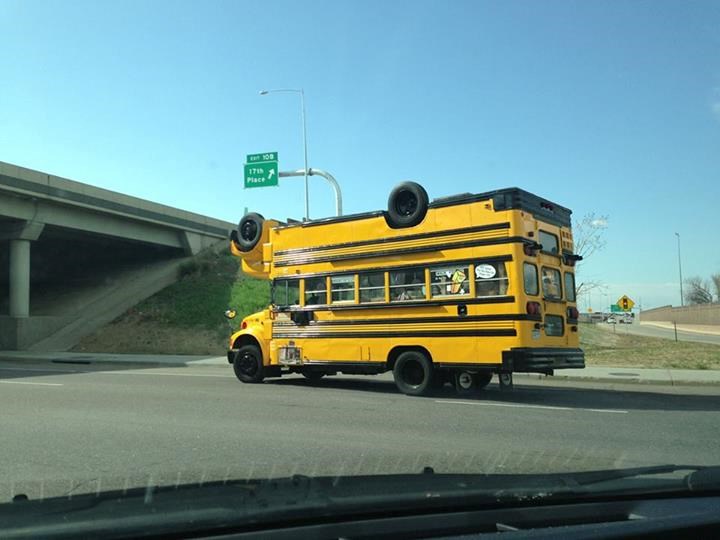 Autobus koji vozi i "naglavce"
