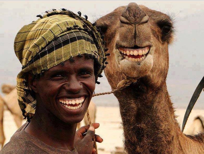 I deva nabacila osmijeh od uha do uha