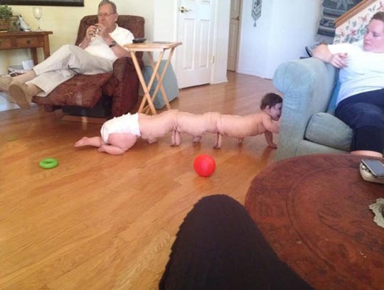 Fotkao bebu, snimio "čudovište" iz noćne more