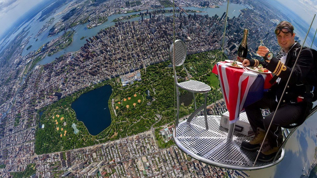Bear Grylls izvodi gluposti iznad New Yorka