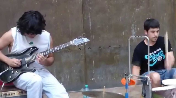 VIDEO: Ne treba ti skupa oprema kad talent pršti - "Sultans of swing"