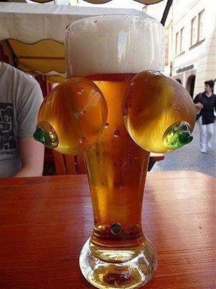 Kako držati pivo i sise istovremeno