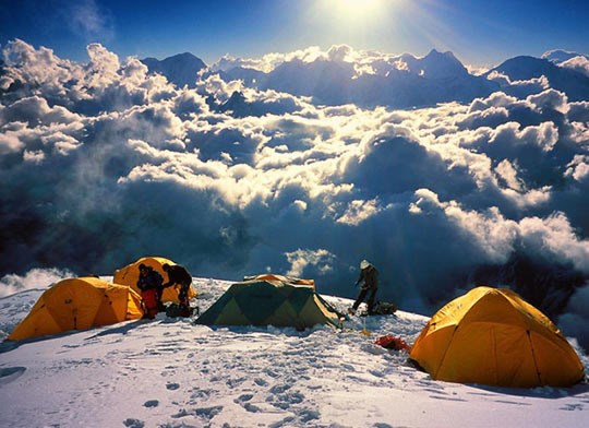 Idilični sniježni piknik iznad samih oblaka