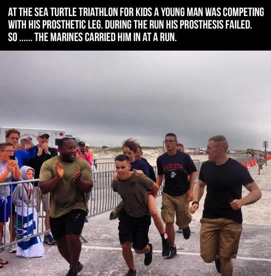 Marinci klincu s protezom pomogli završiti triatlon