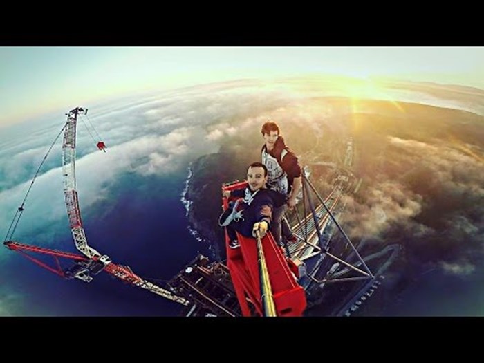 PREZNOJIT ĆETE SE OD STRAHA: Popeli se na most od 350 metara za luđački selfie!