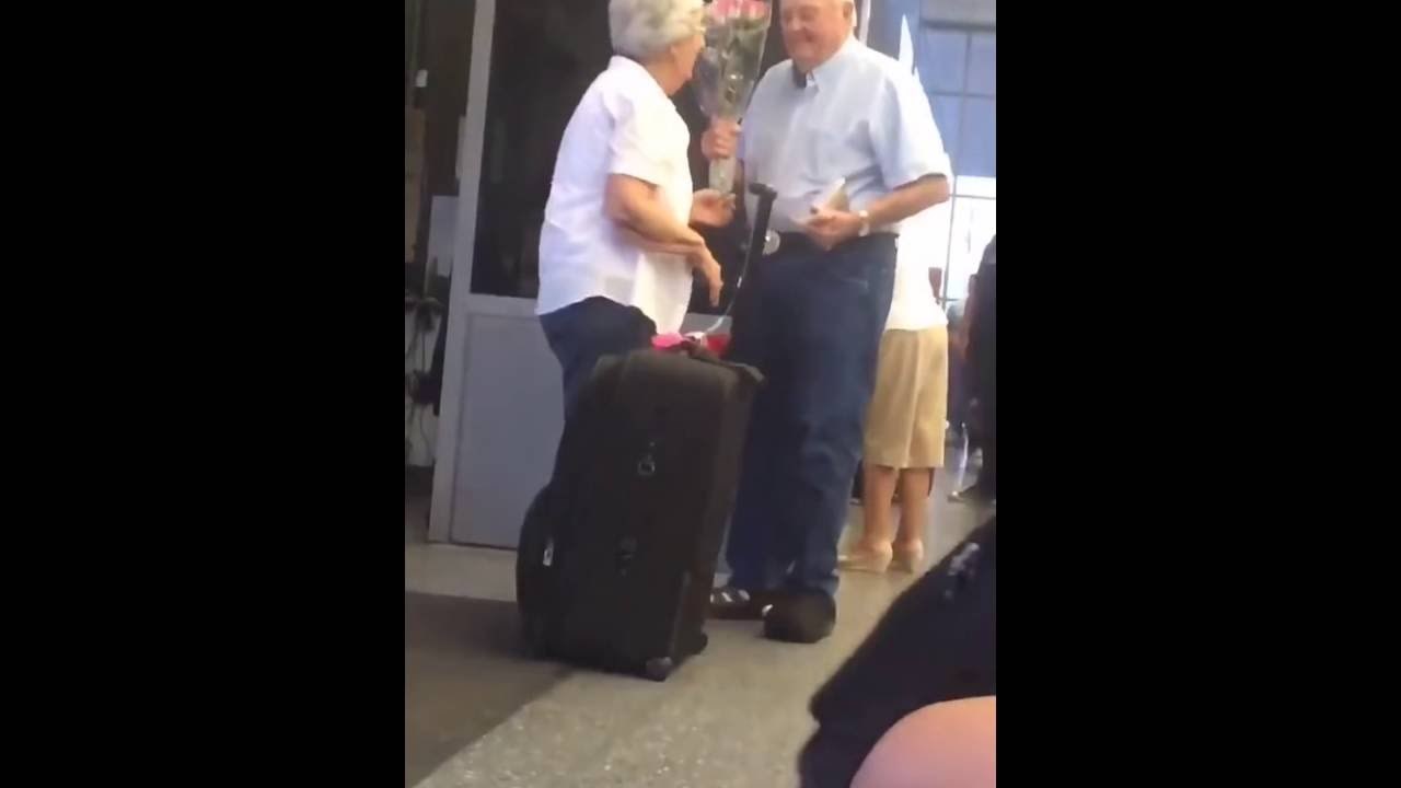 ROMANTIKA! Djedica svijetu očitao lekciju kako se dočekuje žena koju voliš