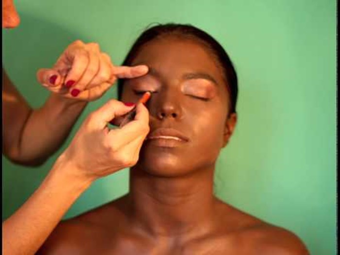 BIJELO U CRNO: Može li se šminkom uvjerljivo promijeniti rasa?