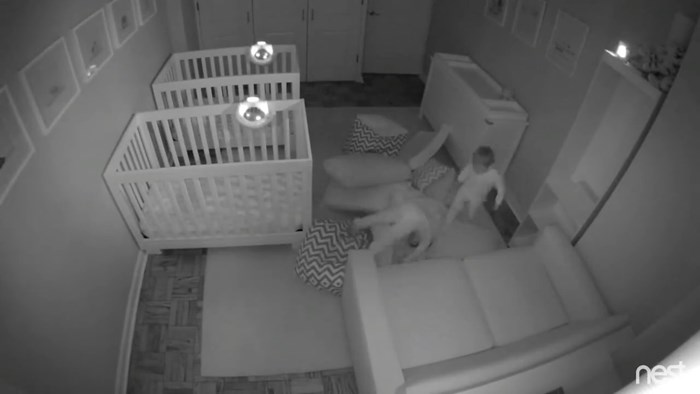 VIDEO Kućna kamera je otkrila što djeca rade dok njihovi roditelji spavaju!