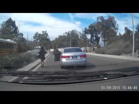 VIDEO: Usred vožnje žena izlazi iz auta koji gubi kontrolu!