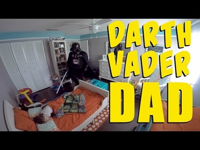 Dvogodišnjeg sina je probudio odjeven u Darth Vadera, ovakvu reakciju nije očekivao!