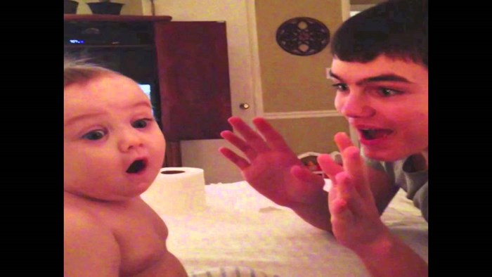 Najslađa beba: Pogledajte oduševljenje nakon mađioničarskog trika