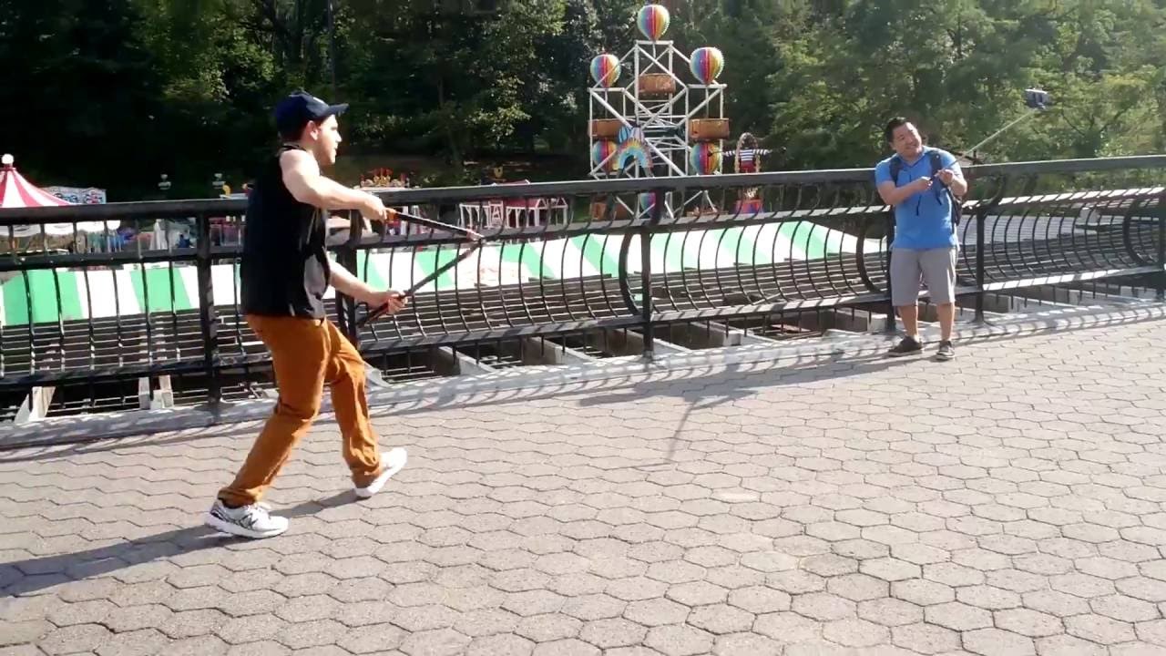 Tip ljudima reže selfie štapove golemim škarama!