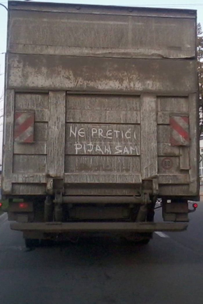 Vjerojatno se nitko od vozača nije usudio preticati ovaj kamion kad su vidjeli što piše na njemu