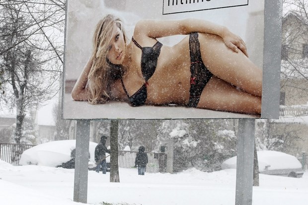 Za nju nema zime: U donjem rublju na snijegu