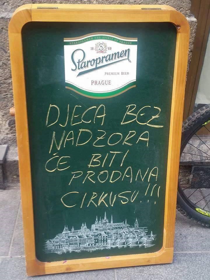 Djeco, pazite se! Konobari su ispred kafića napisali upozorenje!