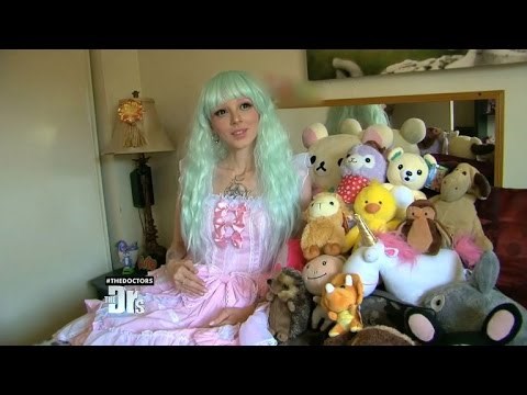 VIDEO Bolest ju je pretvorila u ženu-lutku, za svoj stil odijevanja ima jako dobar razlog