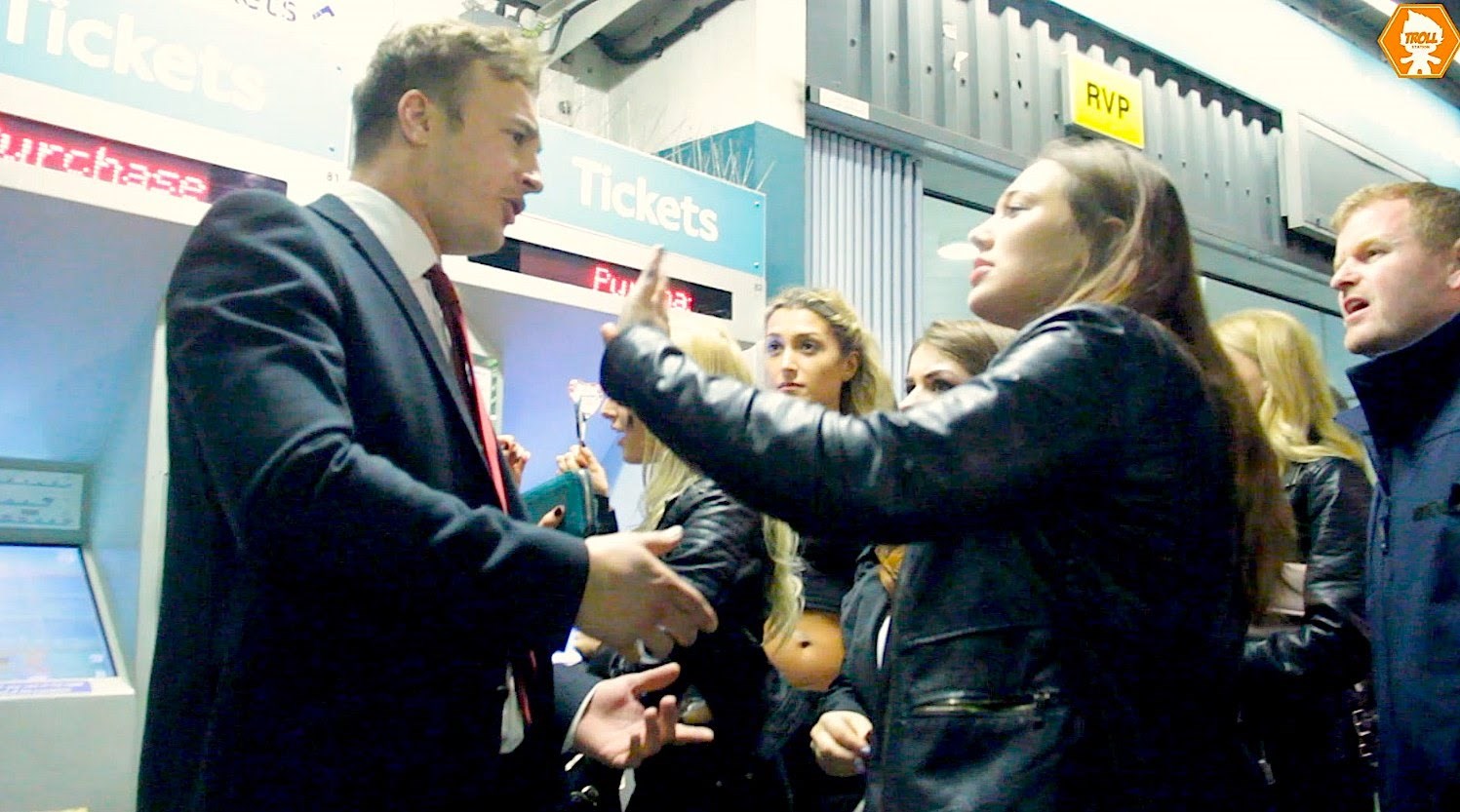 VIDEO: Hrpa bezobraznih seljačina napala djevojku zbog seksi topića