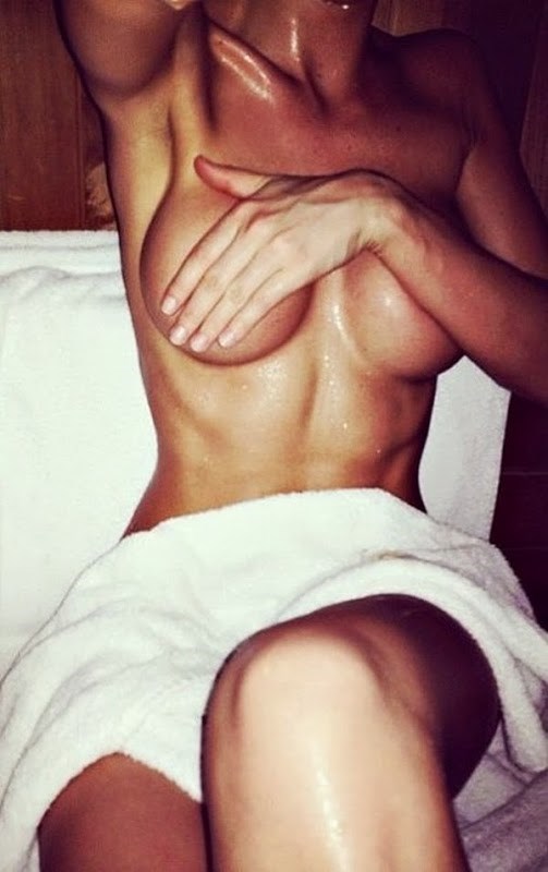 Uf, sreća da je stavila ruku, sise joj se uopće ne vide