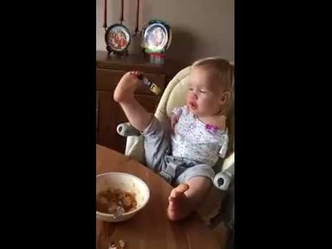 Upornost i duh: Djevojčica uči jesti s nogama