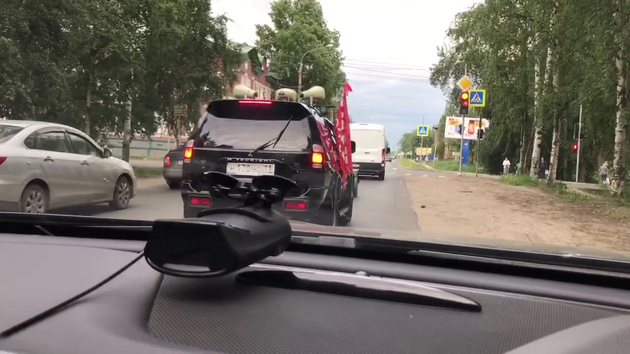 SAMO U RUSIJI Vozači nisu mogli vjerovati svojim očima: Medvjed se vozio na motori i mahao ljudima!