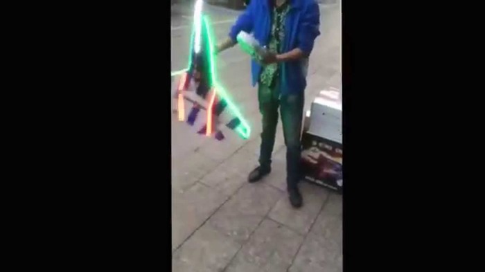 VIDEO: Kineski avion igračka zaprepastio prolaznike, leti kao sumanut!