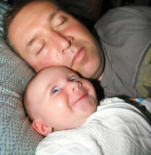 Lukavi bebač nadmudrio tatu koji ga je uspavljivao