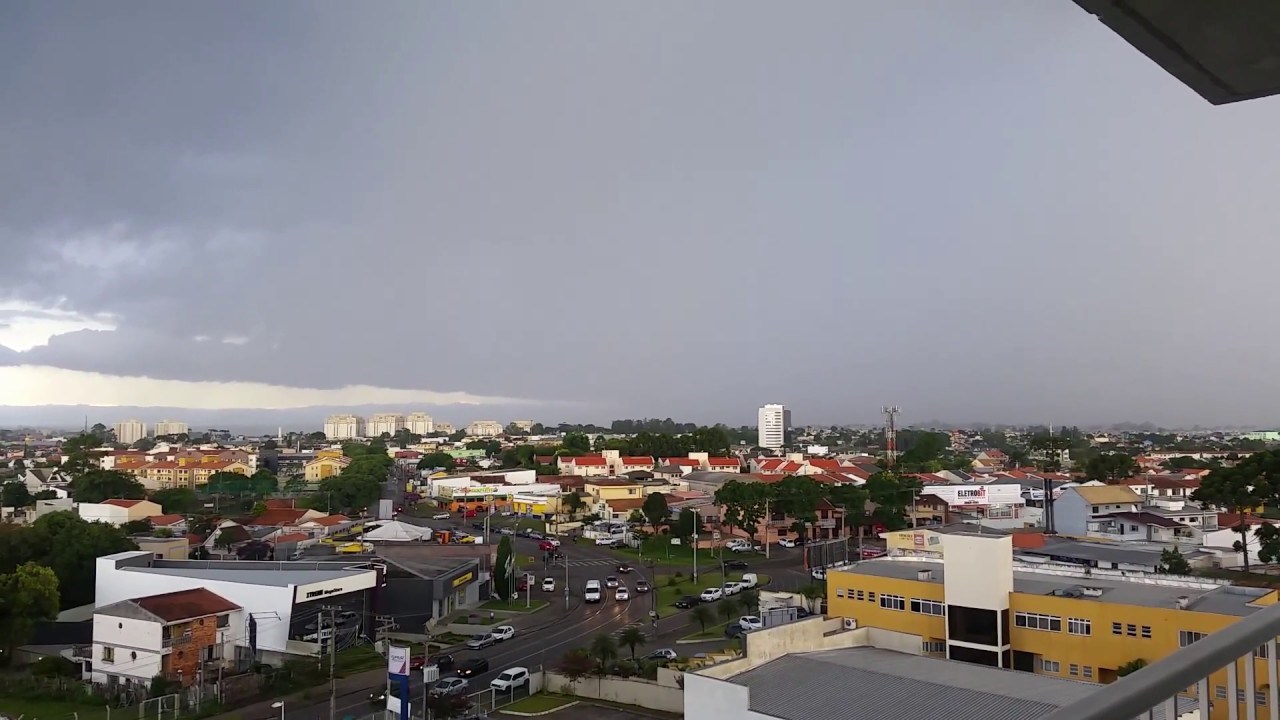 VIDEO Dok je snimao pogled na grad, kamerom je uhvatio zastrašujući udar groma!