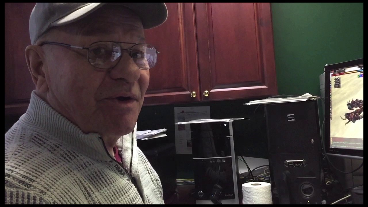 Unuka snimila djeda kako priča o omiljenom hobiju, nećete vjerovati što radi na računalu već 16 godina!