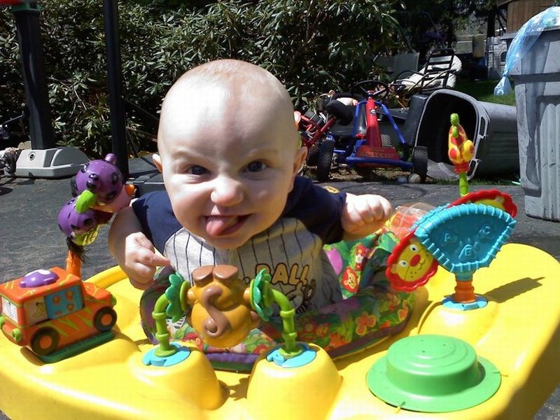 Budući mali diktator vježba dominaciju nad igračkama