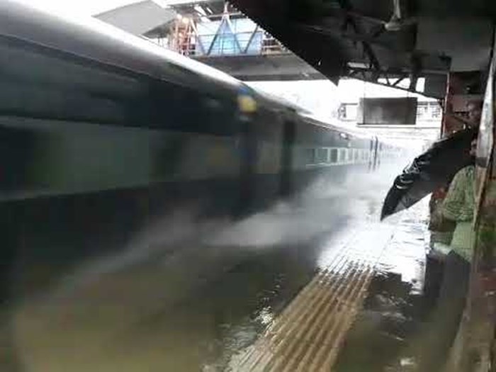VIDEO Poplava na kolodvoru: Putnici dobili besplatno tuširanje kad je ovaj vlak projurio kraj njih!