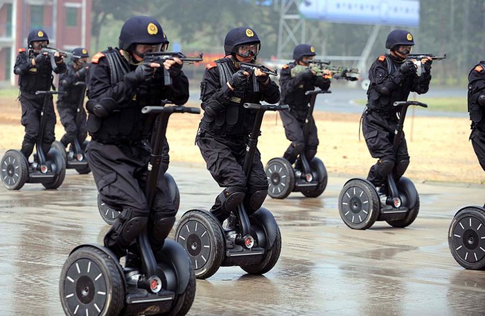 Kineski SWAT-ovci na Segwayima s puškicama, awww