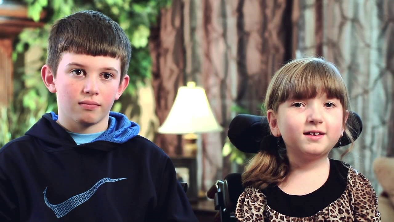 Svi mu se rugaju bolesnoj sestrici, ali ovaj mali veliki muškarac slomi zle jezike u par riječi!