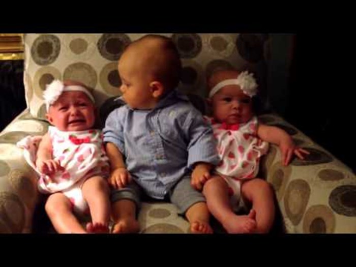 Urnebesna reakcija bebača: Našao se između malih blizanki, nije znao što bi sa sobom!