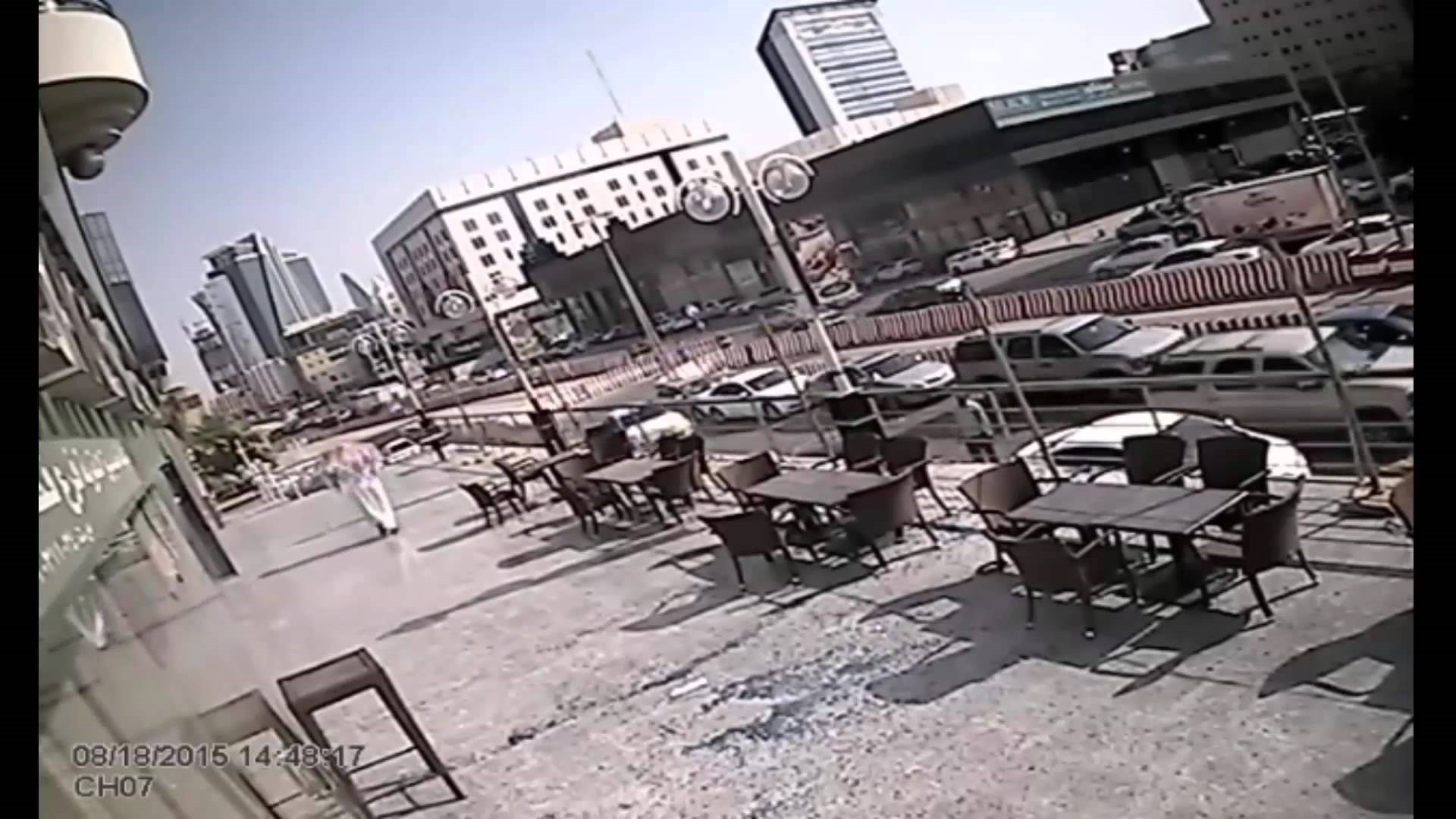 VIDEO: Na Saudijca pala staklena ploča s nebodera - lik preživio!